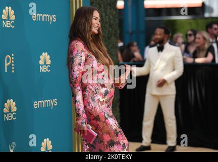Los Angeles, États-Unis. 12th septembre 2022. Chrissy Teigen, à gauche, et John Legend arrivent aux Emmy Awards 74th le lundi 12 septembre 2022 au Microsoft Theatre de Los Angeles. (Photo par Danny Moloshok/Invision pour l'Académie de télévision/AP Images via Credit: SIPA USA/Alay Live News Banque D'Images