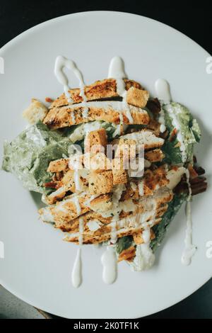 Salade César au poulet Banque D'Images
