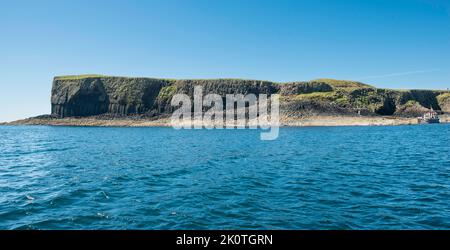 L'île Basalt de Staffa juste à côté d'Iona Ecosse accessible en bateau depuis Oban Mull ou Iona Banque D'Images