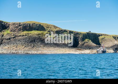 L'île Basalt de Staffa juste à côté d'Iona Ecosse accessible en bateau depuis Oban Mull ou Iona Banque D'Images