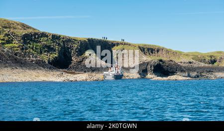 L'île Basalt de Staffa juste à côté d'Iona Ecosse accessible en bateau depuis Oban Mull ou Iona Banque D'Images