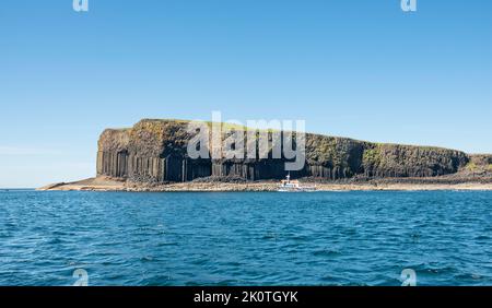 L'île Basalt de Staffa juste à côté d'Iona Ecosse accessible en bateau depuis Oban Mull ou Iona Banque D'Images