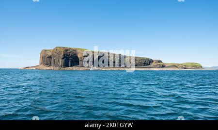 L'île Basalt de Staffa juste à côté d'Iona Ecosse accessible en bateau depuis Oban Mull ou Iona Banque D'Images