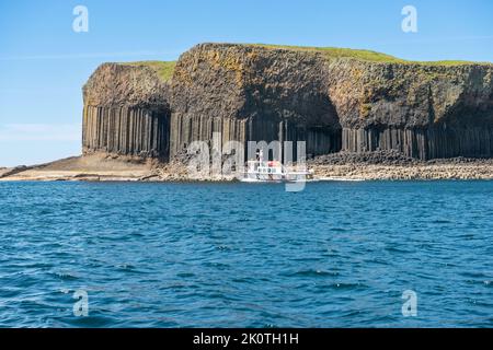 L'île Basalt de Staffa juste à côté d'Iona Ecosse accessible en bateau depuis Oban Mull ou Iona Banque D'Images