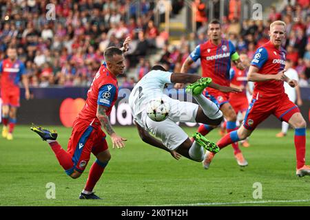 Des footballeurs de gauche Jan Sykora de Viktoria Plzen et Denzel Dumfries de l'Inter Milan en action pendant le Viktoria Plzen vs Inter Milan, 2nd tour du groupe C du match de la Ligue des champions de football à Pilsen, République Tchèque, 13 septembre 2022. (Photo CTK/Michal Kamaryt) Banque D'Images