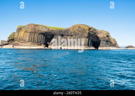 L'île Basalt de Staffa juste à côté d'Iona Ecosse accessible en bateau depuis Oban Mull ou Iona Banque D'Images