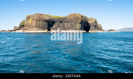 L'île Basalt de Staffa juste à côté d'Iona Ecosse accessible en bateau depuis Oban Mull ou Iona Banque D'Images