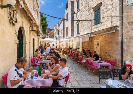 Cafés et restaurants dans la vieille ville, Dubrovnik, Croata Banque D'Images