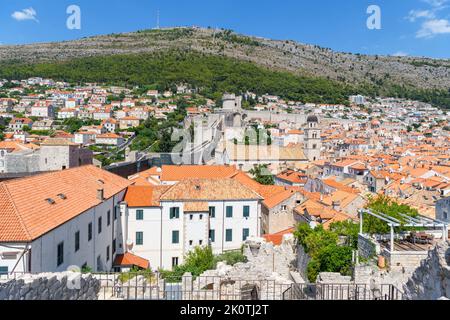 Vue sur les toits vers la porte pile depuis les murs de la vieille ville, Dubrovnik, Croatie Banque D'Images