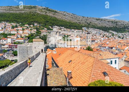 Vue sur les toits vers la porte pile depuis les murs de la vieille ville, Dubrovnik, Croatie Banque D'Images