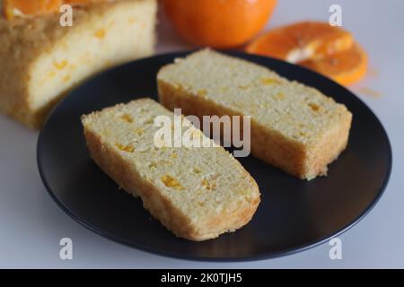 Gâteau à l'orange. Gâteau au thé avec jus d'orange et pulpe d'orange. Tourné avec des oranges fraîches sur fond blanc Banque D'Images