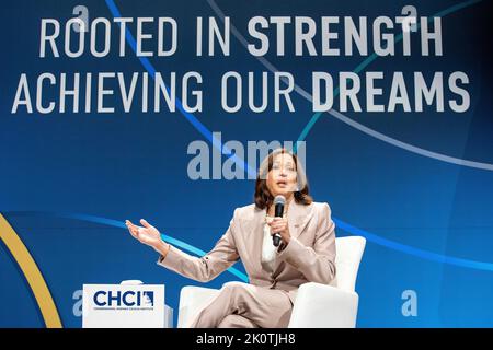 Washington, DC, États-Unis. 13th septembre 2022. Le vice-président des États-Unis, Kamala Harris, s'exprime lors de la conférence de leadership du Congressional Hispanic Caucus Institute au Walter E. Washington Convention Center à Washington, DC, États-Unis, le mardi 13 septembre, 2022. La chute des prix du gaz, deux victoires législatives majeures et les premiers signaux indiquant que l'inflation galopante pourrait être en train de se relâcher ont stimulé la tentative autrefois improbable des démocrates de conserver leur majorité à la Chambre et au Sénat pendant les élections de novembre. Crédit: Amanda Andrade-Rhoades/Pool via CNP/dpa/Alay Live News Banque D'Images