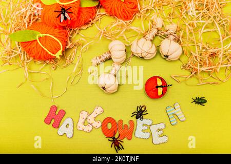 Citrouilles, insectes, ail et le mot Halloween sur fond jaune Banque D'Images