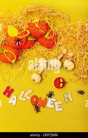 Citrouilles, insectes, ail et le mot Halloween sur fond jaune Banque D'Images