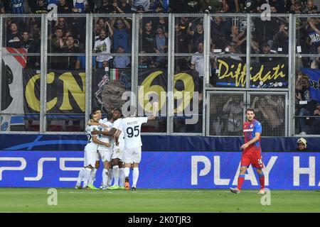 Pilsen, République tchèque. 13th septembre 2022. Les joueurs de football de l'Inter Milan célèbrent un but lors du Viktoria Plzen vs Inter Milan, 2nd tour du groupe C de la Ligue des champions de football à Pilsen, République Tchèque, 13 septembre 2022. Crédit : Michal Kamaryt/CTK photo/Alay Live News Banque D'Images