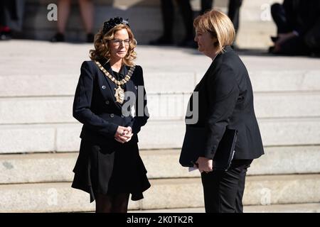 Belfast, Royaume-Uni. 13th septembre 2022. Dignatries arrive pour le service de réflexion pour le décès de sa Majesté la reine Elizabeth II Credit: Bonzo/Alay Live News Banque D'Images