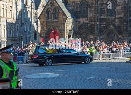 Sa Majesté la reine Elizabeth II, cercueil laissant Royal Mile à Lawnmarket, Castlehill, pour la dernière fois, Édimbourg, Écosse, Royaume-Uni. Tandis que les foules se rassemblent pour voir son cercueil de la reine Elizabeth II au départ de la cathédrale St Giles.13th septembre 2022. Crédit : Arch White/alamy Live News. Banque D'Images