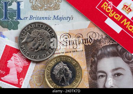 La désélection du nom et de l'image de la reine Elizabeth II de la vie publique prendra un certain temps - page de passeport, timbres et pièces de monnaie portant l'iconographie de la reine Banque D'Images