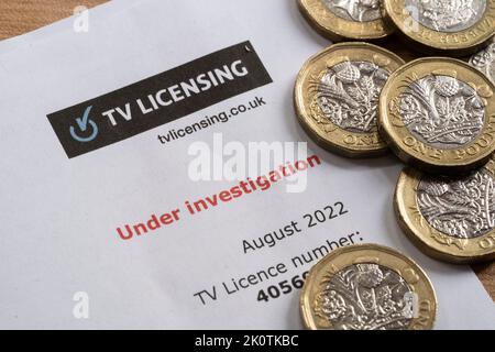 Lettre d'enquête en cas de retard/non-paiement des frais de licence de BBC TV avec pièces. Les frais de licence et le financement de la BBC sont de plus en plus menacés Banque D'Images