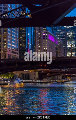 Bâtiments le long de la rivière Chicago illuminés la nuit, Chicago, Illinois, États-Unis Banque D'Images