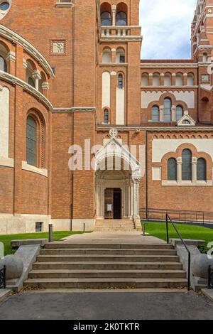 Entrée latérale à l'église votive de Szeged Hongrie Banque D'Images