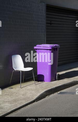 Chaise et poubelle dans une rue, Chippendale, Sydney, Australie Banque D'Images