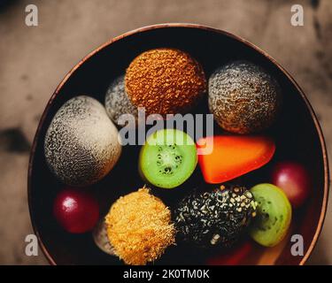 Un bol de fruits et légumes sains Banque D'Images