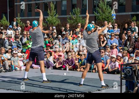 Spectacle acrobatique Tuuliajola ou Adrift par Arctic ensemble à Katusirkuskarnevaali, dans le quartier de Kalastama à Helsinki, en Finlande Banque D'Images