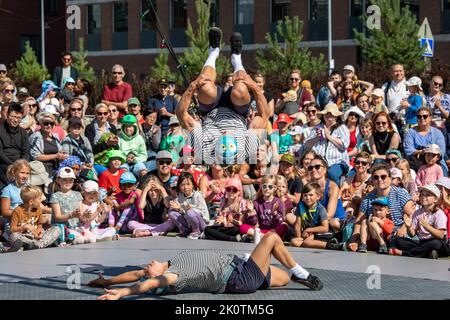 À la dérive de Tuuliajola, un spectacle acrobatique par Ilkka Kemppinen et Pihla Ojala à Katusirkuskarnevaali dans le district de Kalastama à Helsinki, en Finlande Banque D'Images