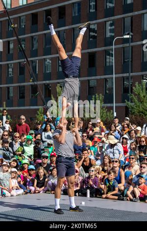 Spectacle acrobatique de Tuuliajola par Arctic ensemble à Katusirkuskarnevaali dans le quartier de Kalasatama à Helsinki, en Finlande Banque D'Images