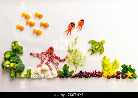 poulpe à base de fruits rouges, poisson à base de tomate orange, méduse à base de fraise, tortue à base de kiwis dans le monde marin à base de chou-fleur, brocoli et h vert Banque D'Images