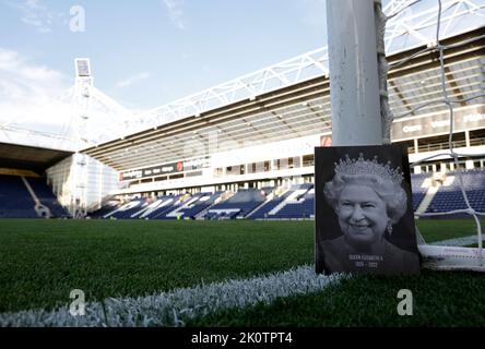 Un aperçu général du programme officiel d'allumette montrant la reine Elizabeth II avant le match du championnat Sky Bet au stade Deepdale, Preston. Date de la photo: Mardi 13 septembre 2022. Banque D'Images