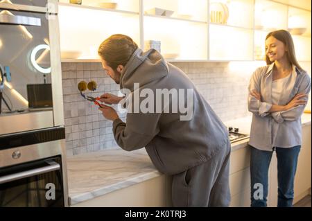 Un technicien expérimenté installe la prise murale de la cuisine Banque D'Images