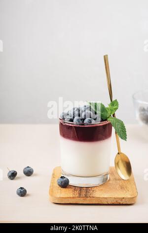 Dessert en gélatine avec myrtilles. Yaourt et gelée de myrtilles. Banque D'Images