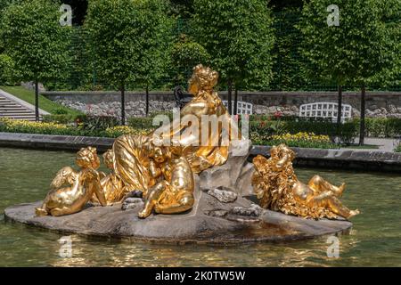 Décor au château de Linderhof, un palais orné dans un style rococo néo-français, avec de beaux jardins formels. Banque D'Images