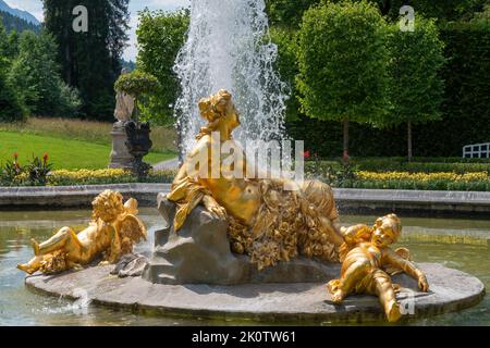 Décor au château de Linderhof, un palais orné dans un style rococo néo-français, avec de beaux jardins formels. Banque D'Images