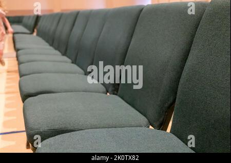 mise au point sélective sur un coussin de siège rembourré d'une rangée de chaises dans un auditorium. Banque D'Images