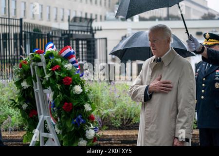 Washington, États-Unis d'Amérique. 11 septembre 2022. Le président américain Joe Biden, salue après avoir déposé une couronne au mémorial national du Pentagone du 9/11 septembre lors d'une cérémonie en mémoire des victimes des attentats, 11 septembre 2022 à Arlington, en Virginie. La nation a marqué le 21st anniversaire des attaques terroristes d'Al-Qaida qui ont tué près de 3 000 personnes. Crédit : Adam Schultz/White House photo/Alay Live News Banque D'Images