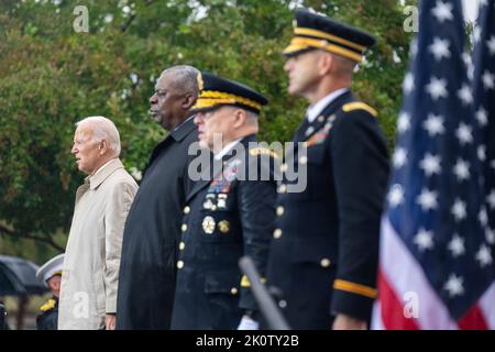 Washington, États-Unis d'Amérique. 11 septembre 2022. Le président américain Joe Biden, à gauche, se tient au cours de la cérémonie en mémoire des victimes des attaques de 9/11 contre l'anniversaire de 21st au Pentagone, 11 septembre 2022 à Arlington, en Virginie. De gauche à droite se trouvent le président Joe Biden, le secrétaire à la Défense Lloyd Austin, le président du général des chefs interarmées Mark Milley et le major général Allan M. Pepin, commandant général, région de la capitale nationale. Crédit : Adam Schultz/White House photo/Alay Live News Banque D'Images