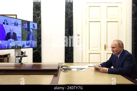 Moscou, Russie. 12th septembre 2022. Le président russe Vladimir Poutine préside une téléconférence avec les membres du gouvernement fédéral pour discuter des questions économiques, du Kremlin, de 12 septembre 2022 à Moscou, en Russie. Credit: Gavriil Grigorov/Kremlin Pool/Alamy Live News Banque D'Images