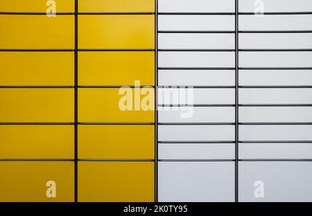 Boîte à colis électronique intelligente en acier, boîtes aux lettres automatiques. Machine de collecte d'emballages, service de livraison Paczkomat. Banque D'Images