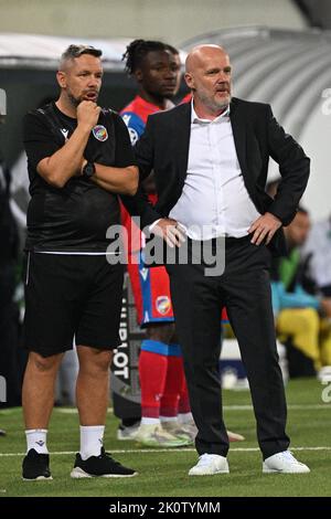 Pilsen, République tchèque. 13th septembre 2022. Des entraîneurs de gauche de Viktoria Plzen Pavel Horvath et Michal Bilek pendant le Viktoria Plzen vs Inter Milan, 2nd ronde du groupe C du match de la Ligue des champions de football à Pilsen, République Tchèque, 13 septembre 2022. Crédit : Michal Kamaryt/CTK photo/Alay Live News Banque D'Images