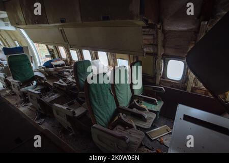 À l'intérieur d'un avion de transport de passagers cassé Banque D'Images