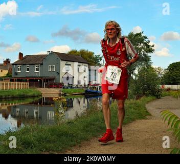 Le coureur n° 78 de la course longue distance entre Liverpool et Leeds passe devant un pub près du canal, près de Burscough dans West Lancashire, le samedi 27.8.2022 Banque D'Images