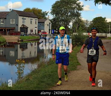 Alex coureur n° 105 et son compagnon Homer n° 69 dans la course longue distance de canal de Liverpool à Leeds près de Burscough dans West Lancashire le samedi 27.8.2022 Banque D'Images