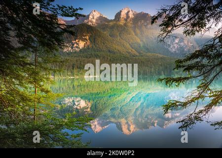 Symétrie de réflexion du lac Tovel dans le Trentin-Haut-Adige, Dolomites, Italie Banque D'Images