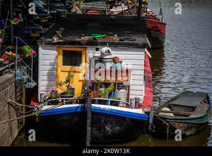 Une barge sur un bateau sur le canal à Amsterdam Banque D'Images