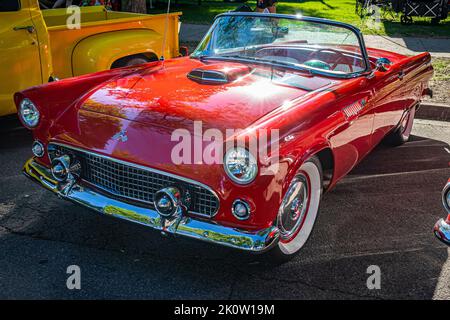 Falcon Heights, MN - 18 juin 2022 : vue d'angle avant haute perspective d'un cabriolet Thunderbird 1955 de Ford lors d'un salon de voiture local. Banque D'Images