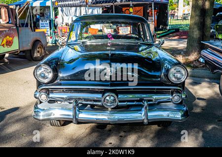 Falcon Heights, MN - 18 juin 2022 : vue de face d'une berline Ford Mainline Fordor 1952 lors d'un salon de voiture local. Banque D'Images