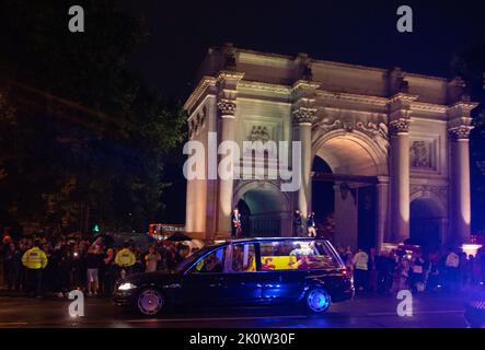 Londres, Royaume-Uni. 13th septembre 2022. La Royal Hearse avec le cercueil de la reine Elizabeth II passe devant Marble Arch, sur son chemin vers Buckingham Palace à Londres. Date de la photo: Mardi 13 septembre 2022, Londres. Crédit : Isabel Infantes/Alay Live News Banque D'Images